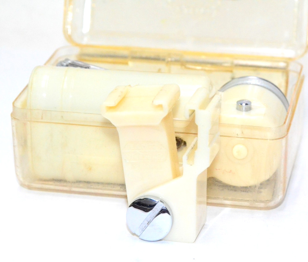LEITZ CHICO Flashgun Camera Flash in Case. GERMANY 16170 with Instruction Manual