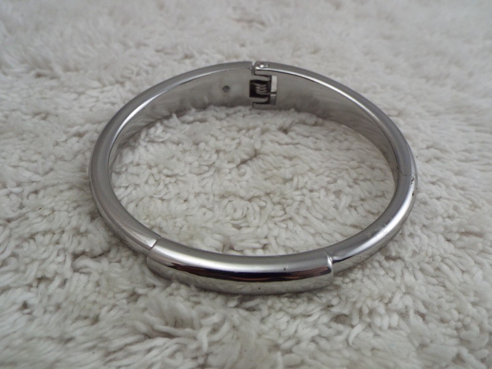 Silvertone Hinged Bracelet (J26)