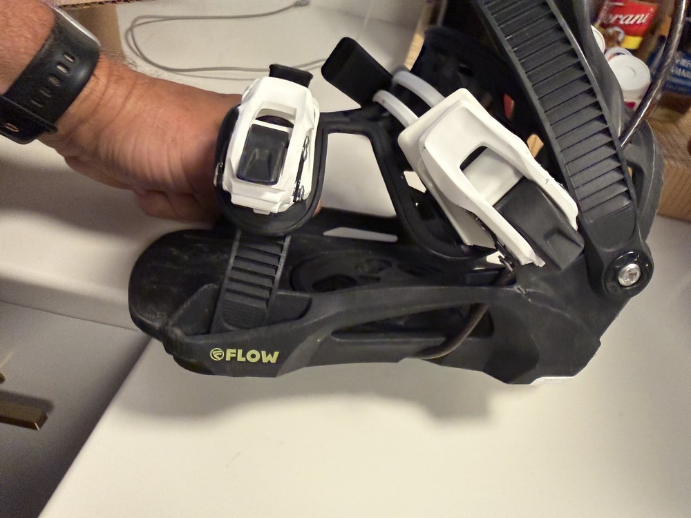 Flow Medium Snowboard Bindings Black/White Ankle Buckles 4x4 Mount