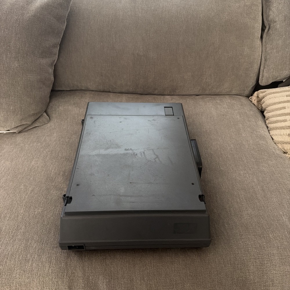 3M 2000 AG Overhead Projector Folding Briefcase Portable Model Works great!