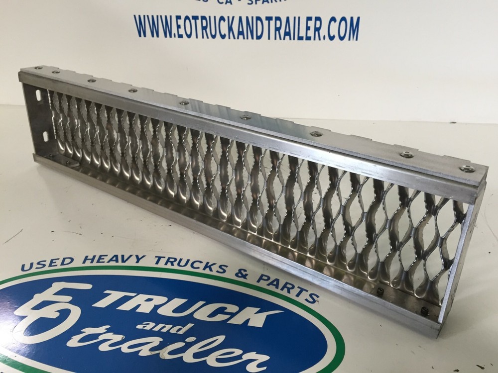 Peterbilt 379 389 Battery Box Lower Step - Heavy Duty