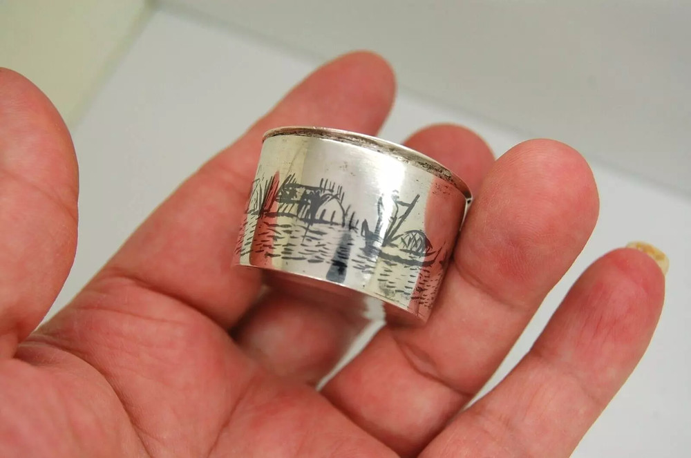 VINTAGE STERLING SILVER ARTISAN MADE SEA PLOT OVAL SHAPE SNUFF / PILL BOX