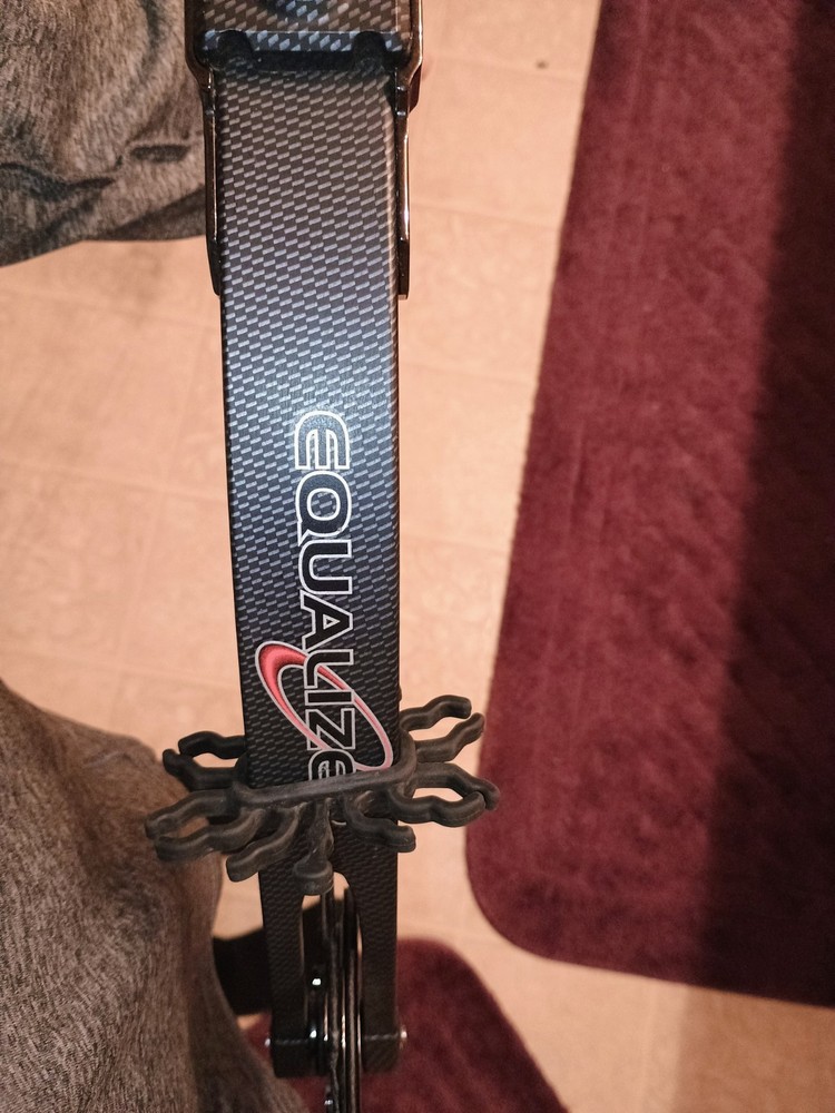Bowtech Equalizer 27"-60lbs R.H. with Shrewd grip