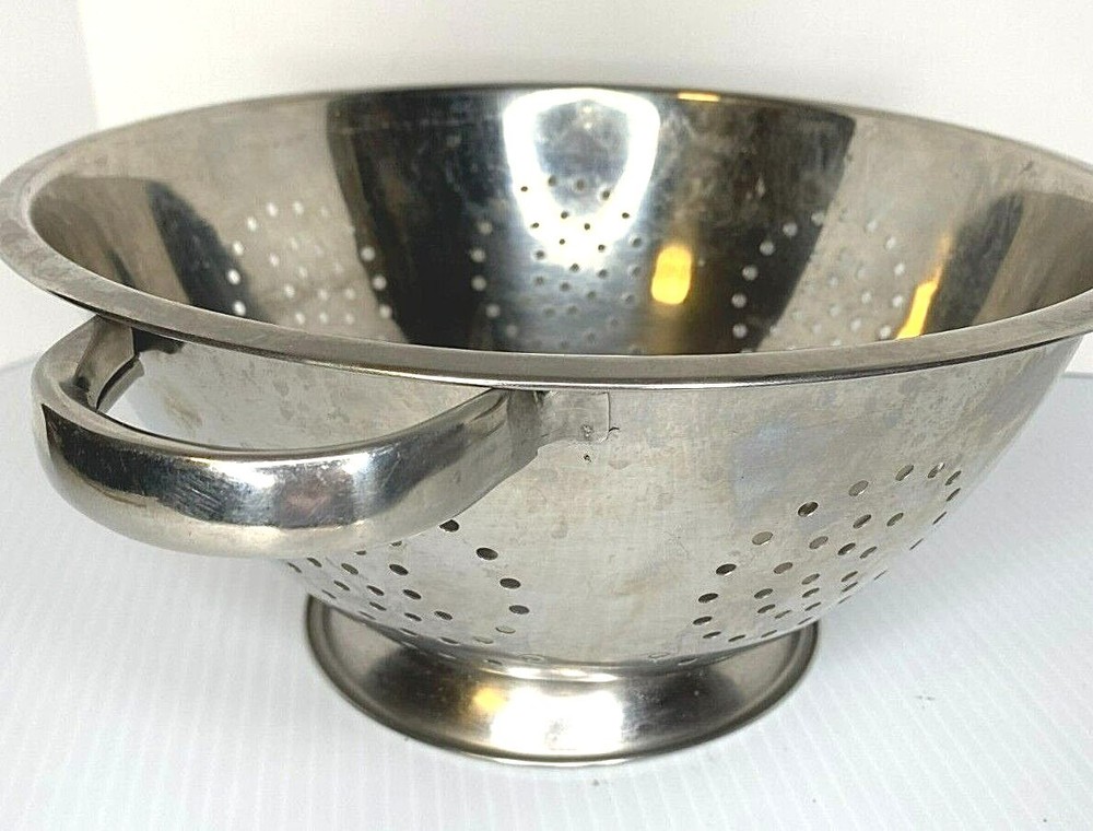 Stainless steel footed colander