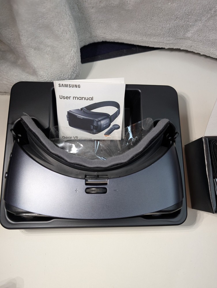 Samsung Gear VR Headset with Remote Controller SM-R324 Oculus Open Box