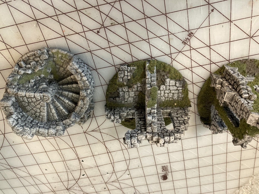 WARHAMMER GAMING FIVE TERRAIN GOTHIC RUINS