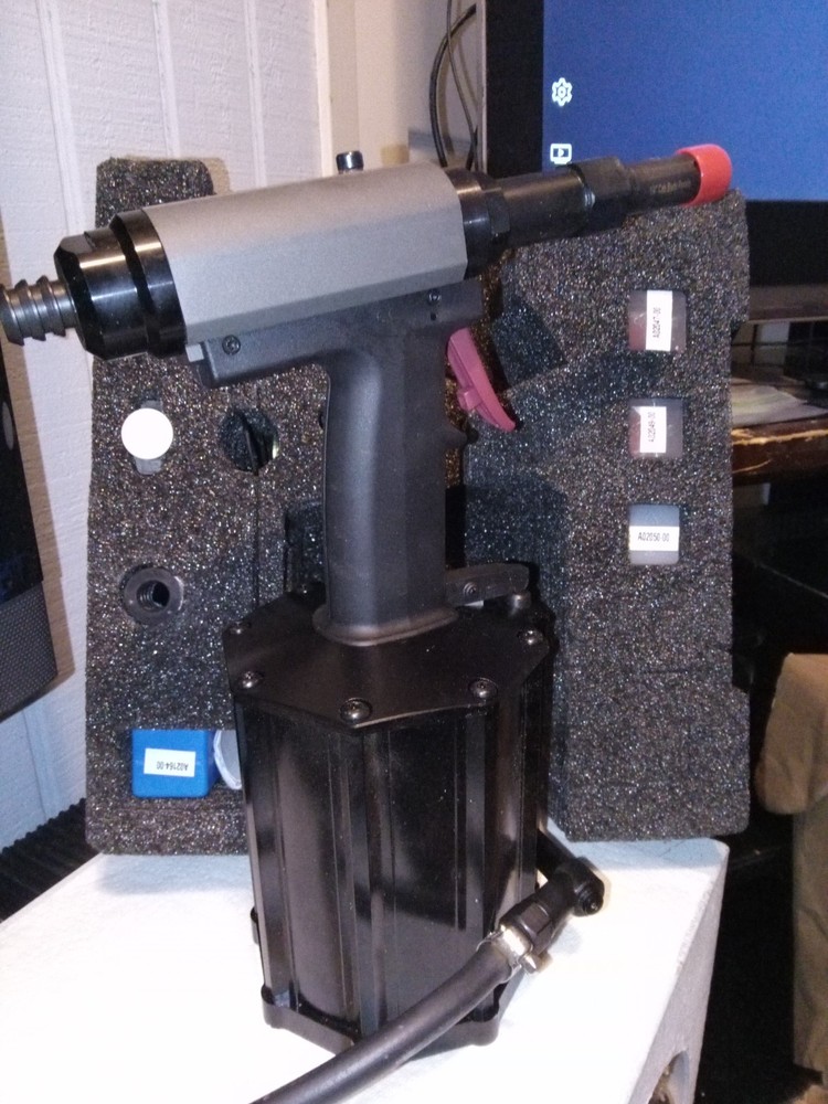 pneumatic riveting gun