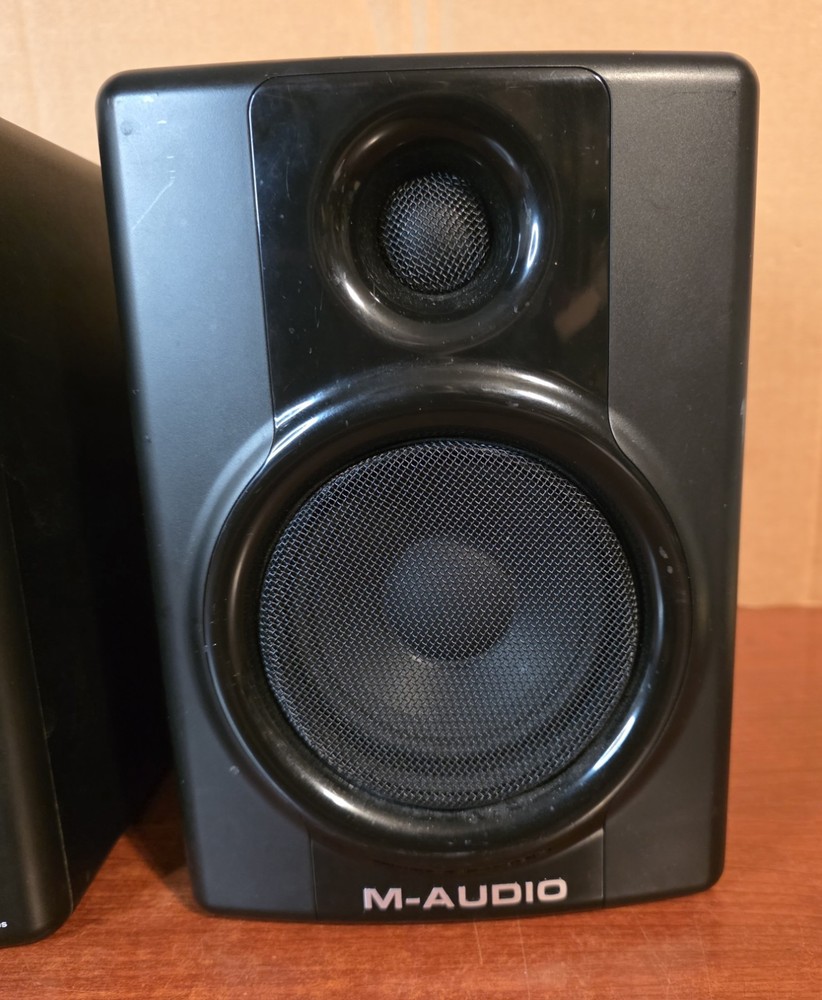 M-AUDIO AV 40 TESTED & WORKING