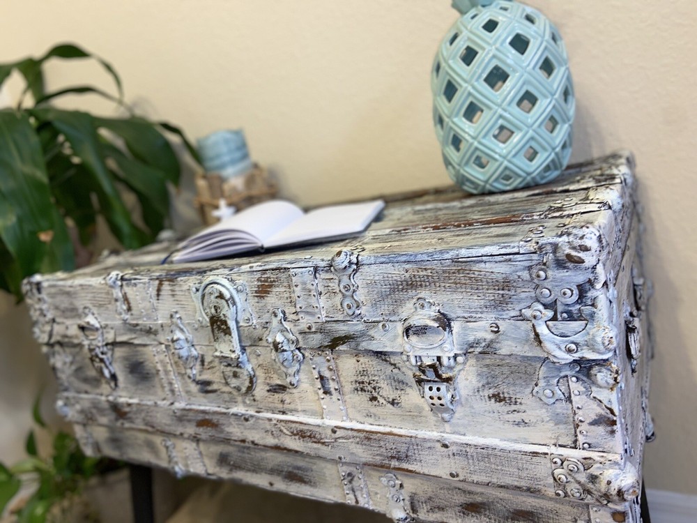vintage trunk Table