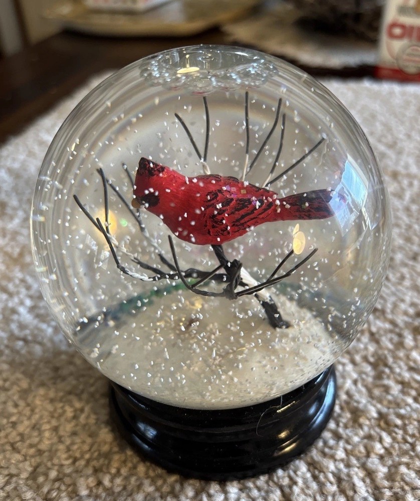 Beautiful Cardinal Snow Globe