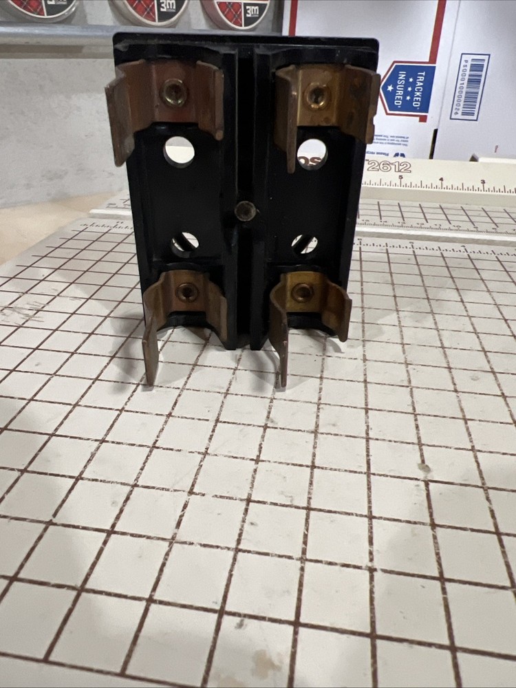 GENERAL SWITCH CORP 60 AMP FUSE PULL OUT HORIZONTAL SLOT