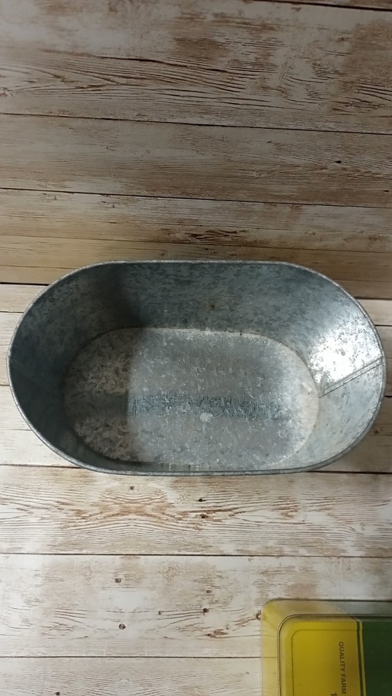 2005 John Deere Small Oval 9" tub planter storage tin