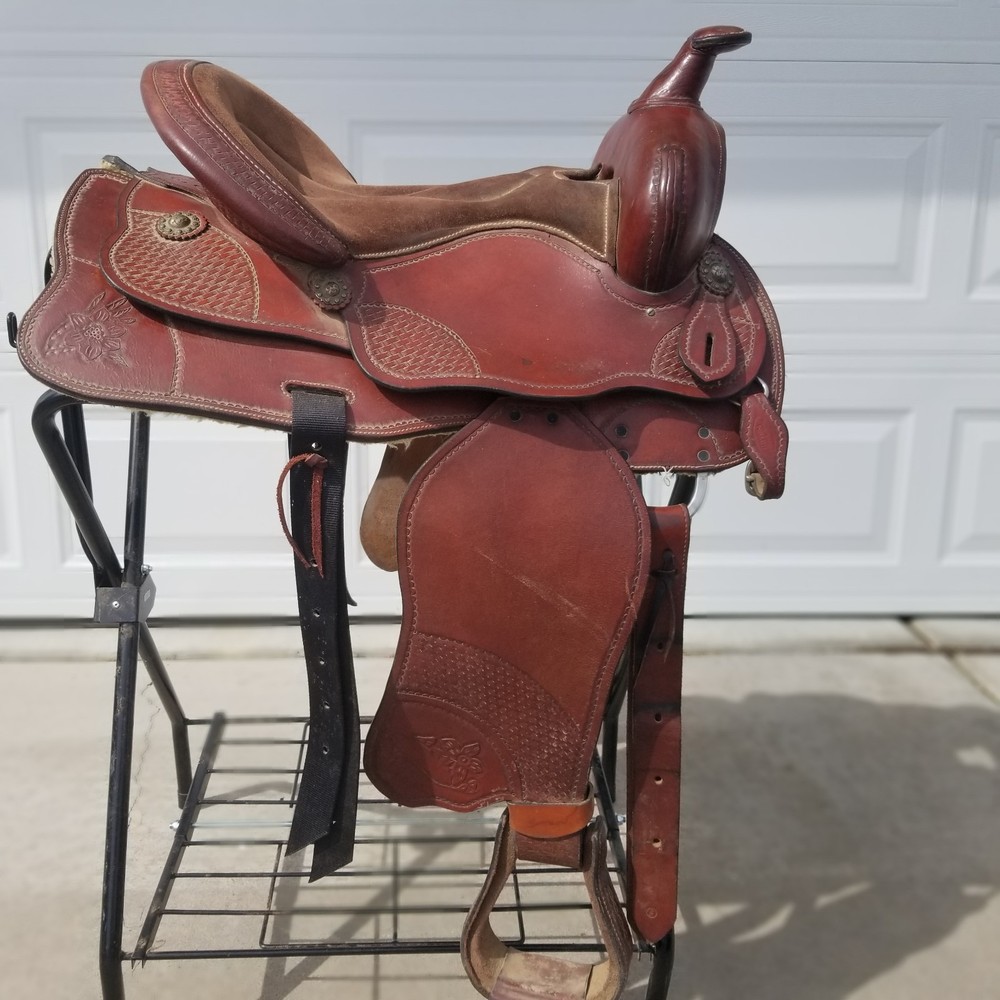 Western Saddle 17 inch tree, beautiful tooling