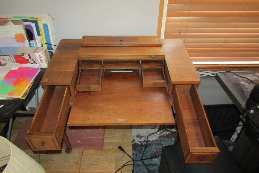 vintage desktop And chair