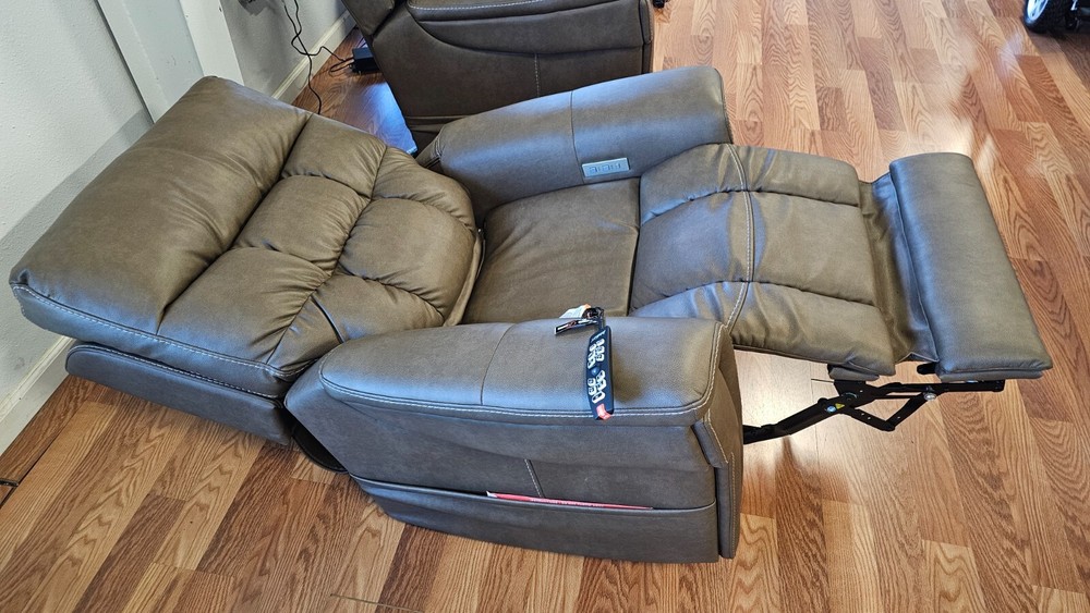 VivaLift!® Ultra Power Lift Chair MEDIUM - Open Box