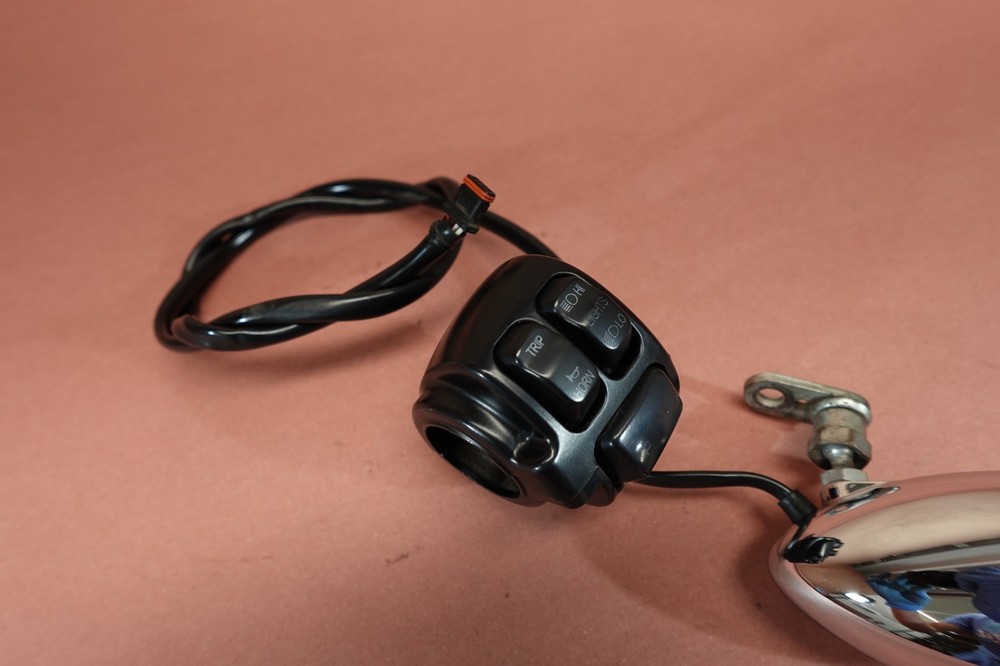 2009-2011 Harley Davidson Rocker C FXCWC Left Control Switch Blinker