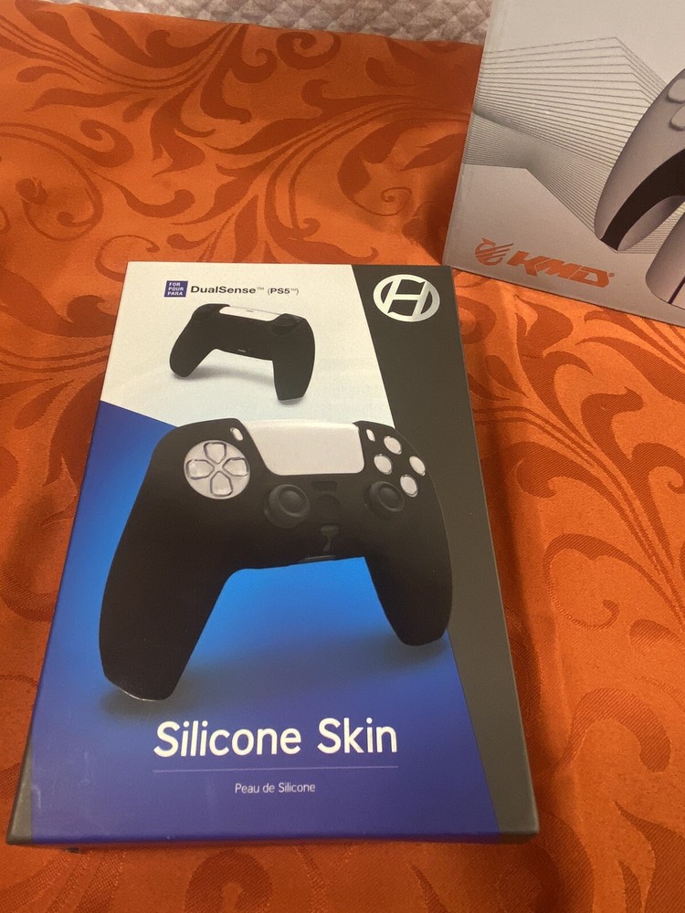 PS5 CONTROLLERS CHARGING STATION & ONE CONTROLLER SKIN