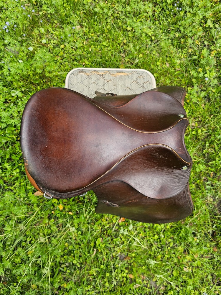 Crosby Olympic Works 16.5 inch English saddle great condition