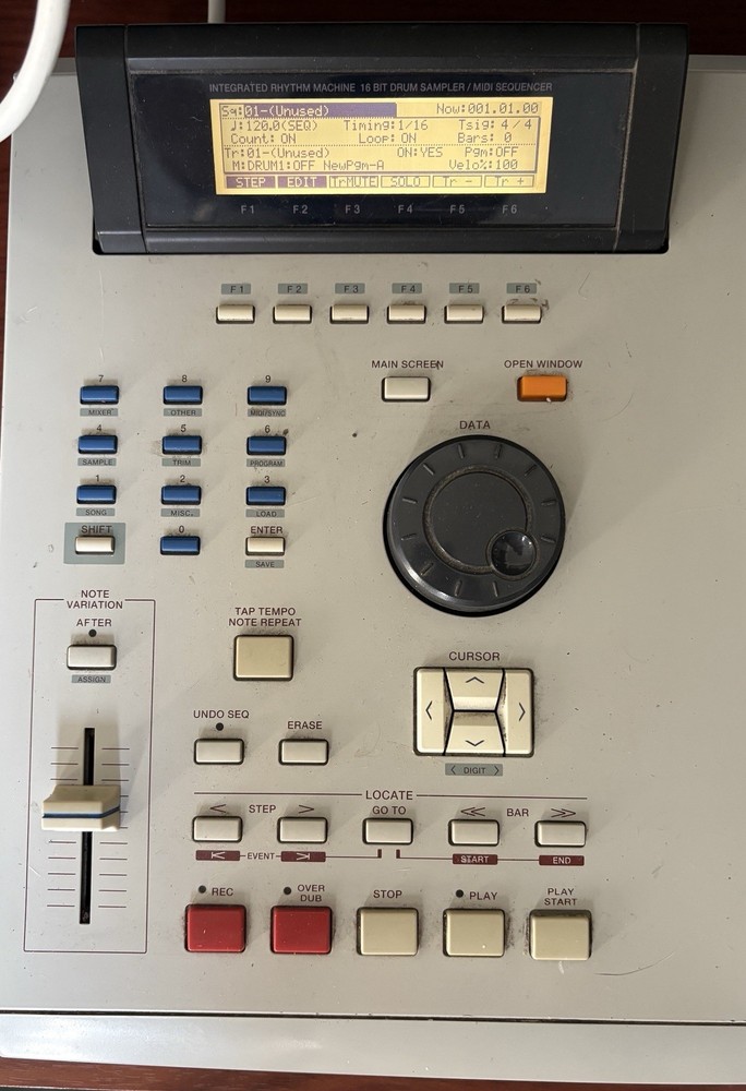 Akai MPC2000XL Sampler & Sequencer 16 Pads MIDI I/O Built-in Effects Tabletop