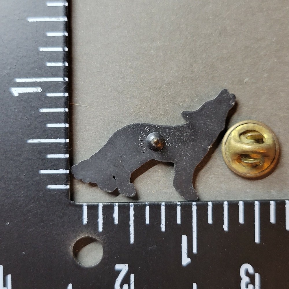 Howling WOLF COYOTE Lapel Pin - Plastic