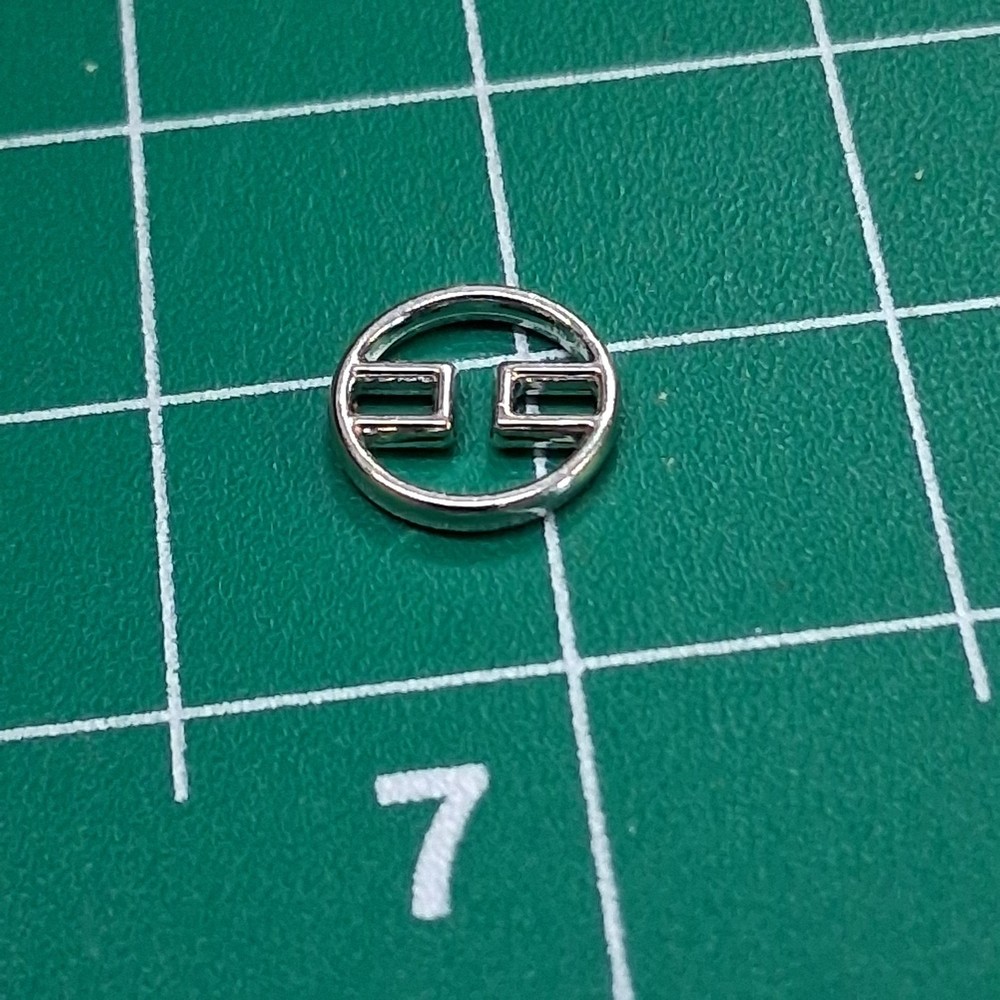 Round 2-Hole Wire Frame Designed Polished Silver Tone Metal Accent Button
