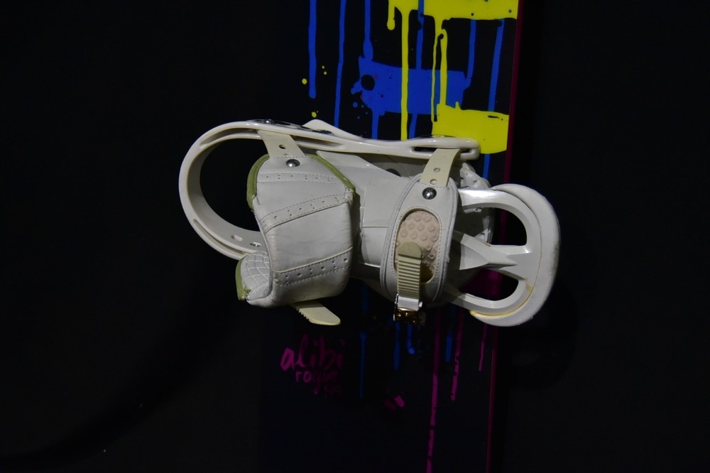 ALIBI ROGUE SNOWBOARD SIZE 149 CM WITH MEDIUM BINDINGS