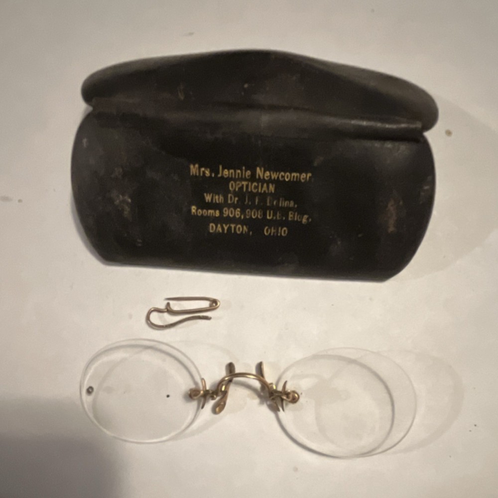 Gf shuron  glasses with case