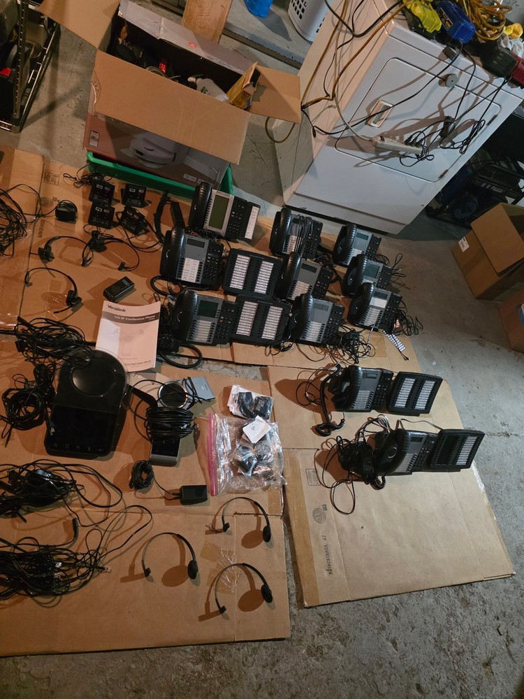Phone Mitel System 21 Phones 9 Programable Key Module 4 head sets charging ports