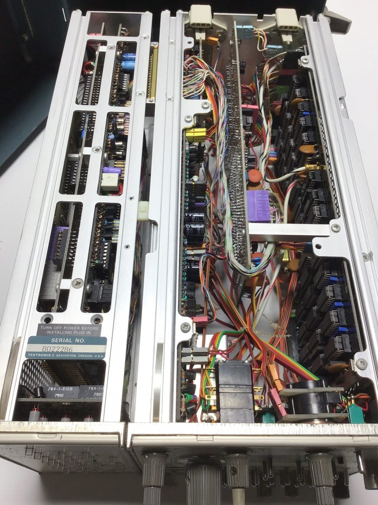 Tektronix 7D01 Logic Analyzer W/ DF2 Display Formatter