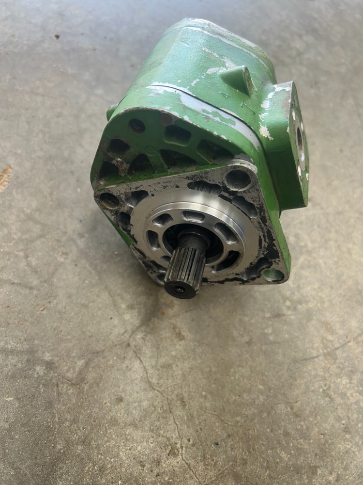 CH13990 John Deere  1050 Hyd Pump