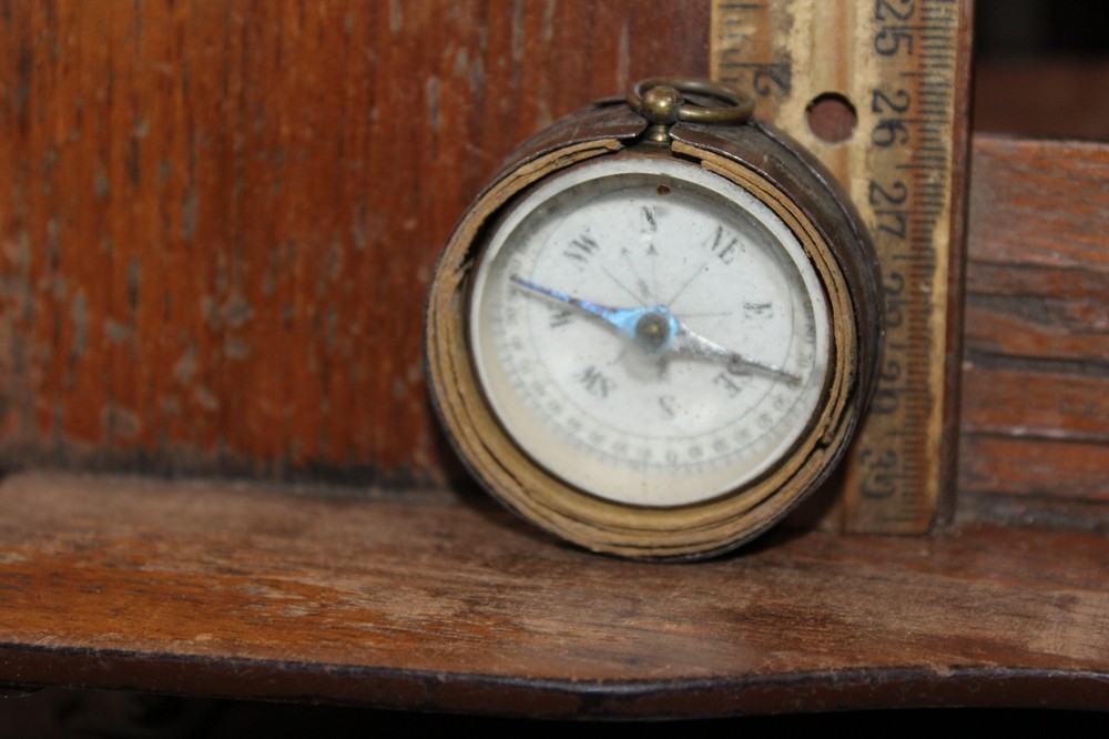 Vintage Case with Lid Small Compass