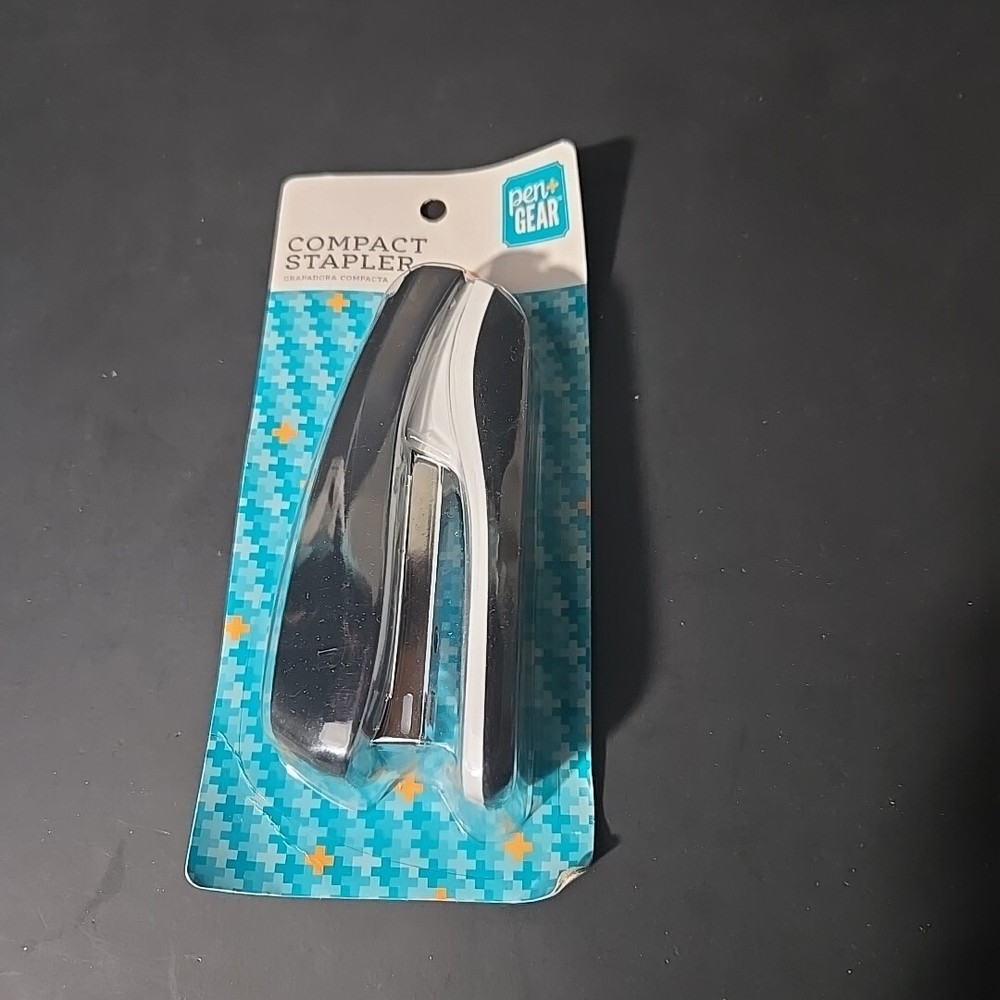 Pen+Gear Desk Stapler 20-Sheet Capacity Black Compact Stapler