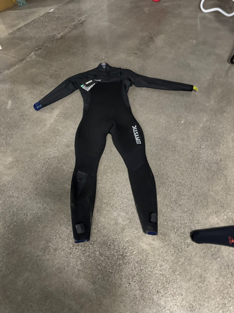 Mystic Majestic fullsuit 4/3 size small