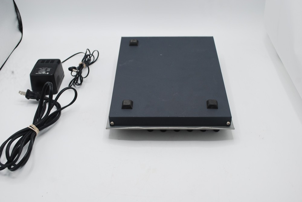 PEAVEY PV8 MIXER POWERS ON