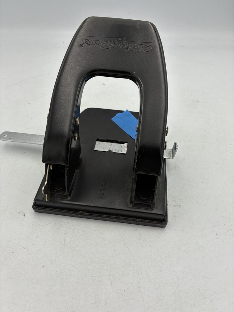 Office Max Heavy-Duty 2 Hole Punch 20 Sheets
