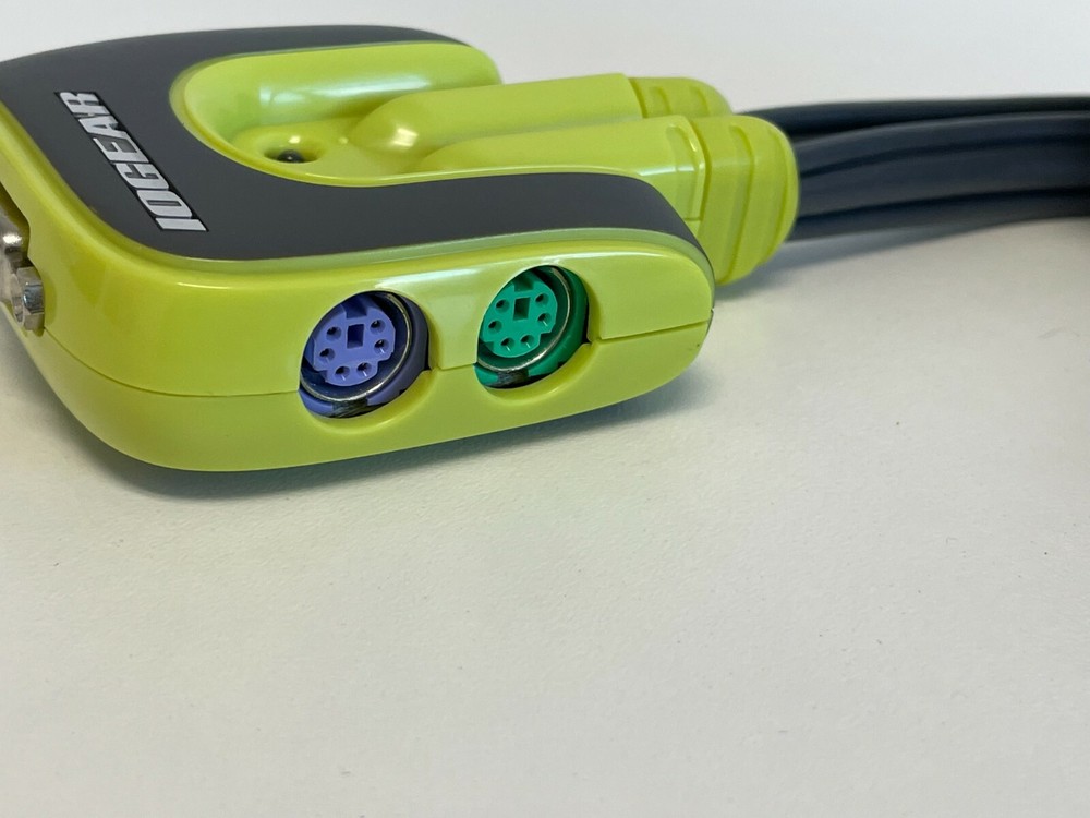 L4: IOGEAR MiniView Micro KVM Switch GCS62 - KVM switch - 2 ports