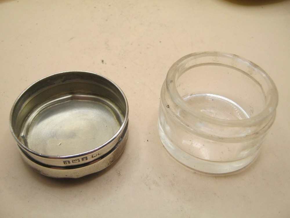 Birmingham 1917 Sterling Silver Rouge Box With Glass Bottom