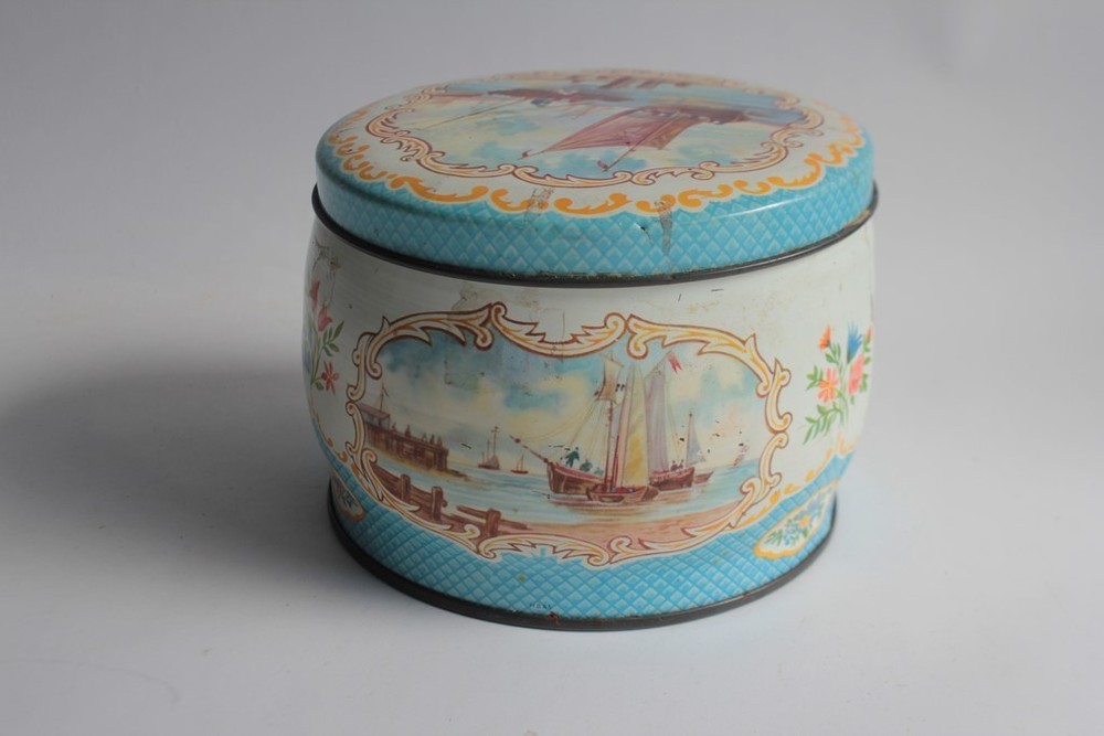 Huntley & Palmers boat-shaped tin biscuit tin (64686)