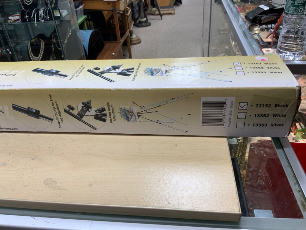 student field easel model #13152 Black - NIB
