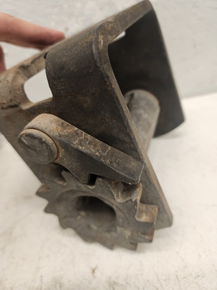 (5) Kinedyne Canada Ltd. 14011NP - WINCH, SLIDING 3 BAR.