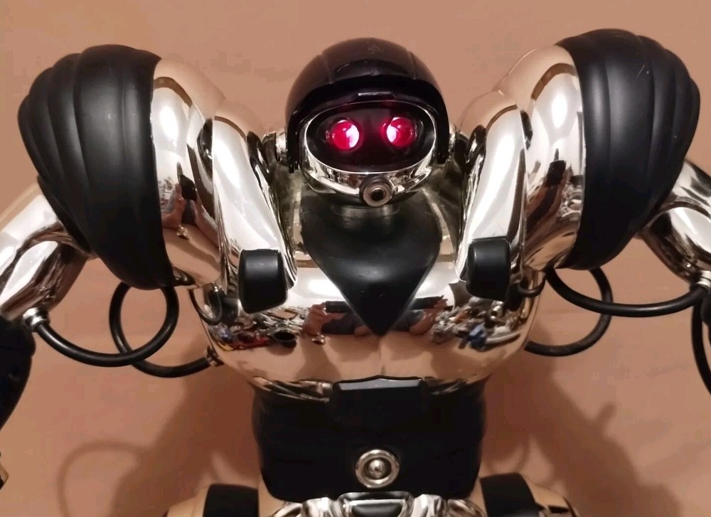 2004 WOWWEE ROBOSAPIEN Chrome Silver Robot w/ Remote Control ~ WORKS GREAT!