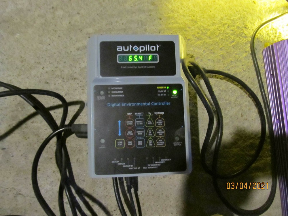 AUTO PILOT DIGITAL ENVIRONMENT CONTROLLER WITH APOLLO 1000 AND LIGHTS