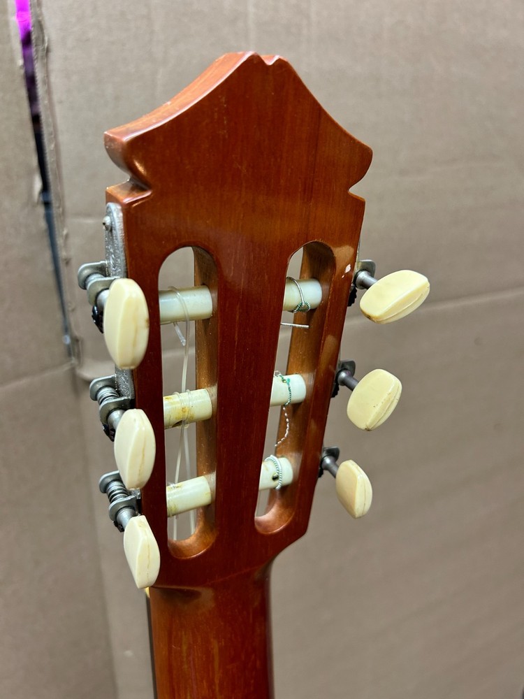 Yamaha G85A Classical Guitar with case (read description)