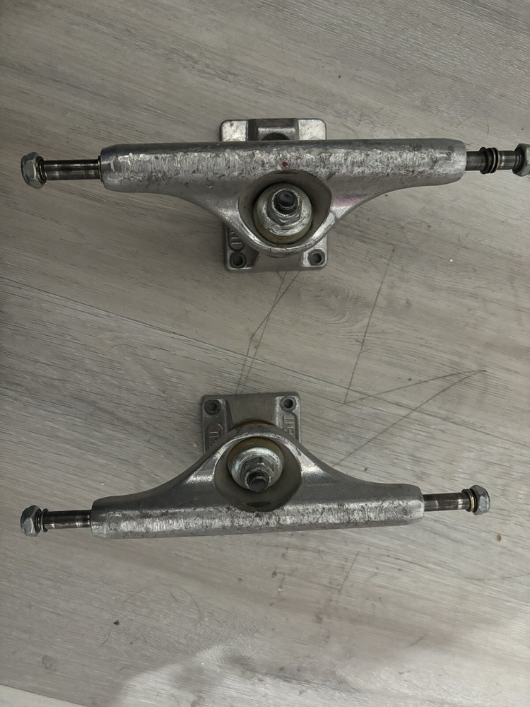 Supreme Skateboard Trucks