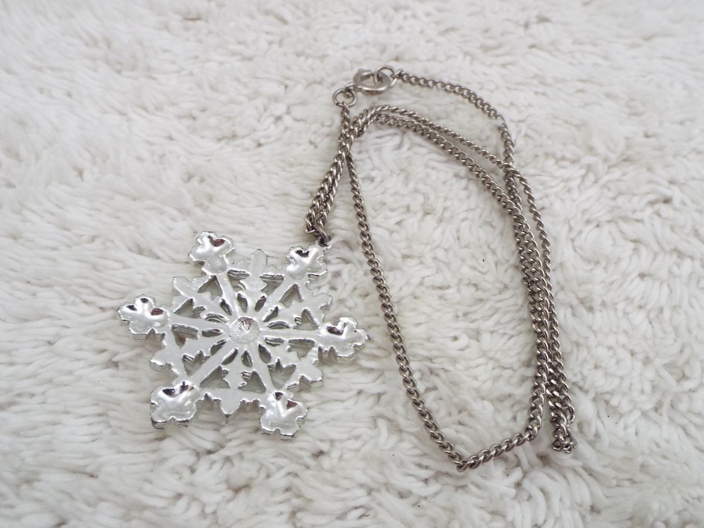 Silvertone Snowflake Pendant Necklace (H17)
