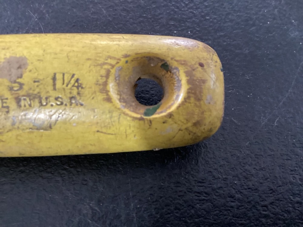Single Stanley Yellow Handled Putty Knife / Scraper 7 - 5 - 1 1/4"