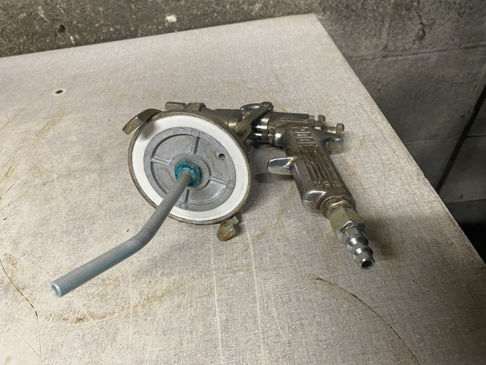 Binks 2100 Spray Gun with cup USA Used