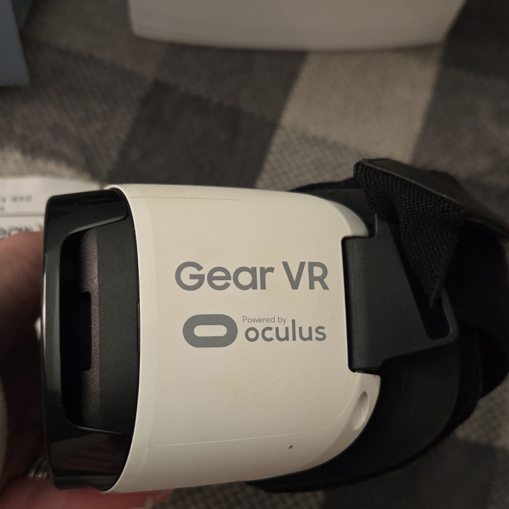 Samsung Gear VR Smartphone VR Headset Powered by Oculus Micro USB