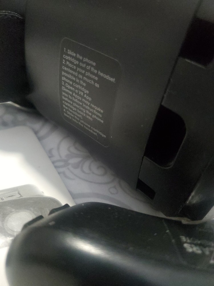 CYNOCULARS: VIRTUAL REALITY HEADSET & REMOTE