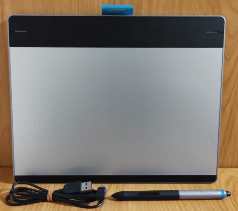 Wacom CTH-680 Intuos Medium Creative Pen & Touch Tablet 3 piece set
